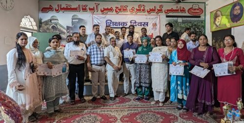 रोटरी क्लब अमरोहा ने हाशमी गर्ल्स पी.जी. कॉलेज के सभी शिक्षकों को किया सम्मानितअमरोहा। हाशमी गर्ल्स पी.जी. कॉलेज, अमरोहा में रोटरी क्लब अमरोहा द्वारा शिक्षक सम्मान कार्यक्रम का आयोजन किया गया। कार्यक्रम में कॉलेज के सभी शिक्षकों को शिक्षा के क्षेत्र में उनके महत्वपूर्ण योगदान, समर्पण एवं सेवाओं के लिए सम्मानित किया गया।कार्यक्रम में हाशमी गर्ल्स पी.जी. कॉलेज के संरक्षक डॉ. सिराज उद्दीन हाशमी एडवोकेट** विशेष रूप से मौजूद रहे। इस अवसर पर वक्ताओं ने कहा कि शिक्षक समाज और राष्ट्र के निर्माण में महत्वपूर्ण भूमिका निभाते हैं। विद्यार्थियों को शिक्षा के साथ-साथ संस्कार, अनुशासन और जीवन में आगे बढ़ने की सही दिशा देने में शिक्षकों का योगदान बेहद महत्वपूर्ण है। शिक्षकों का सम्मान उनके समर्पण एवं सेवाओं के प्रति समाज की कृतज्ञता व्यक्त करने का एक सराहनीय प्रयास है।हाशमी गर्ल्स पी.जी. कॉलेज परिवार ने रोटरी क्लब अमरोहा का हृदय से आभार व्यक्त करते हुए कहा कि शिक्षकों के सम्मान के लिए क्लब द्वारा किया गया यह सराहनीय प्रयास कॉलेज परिवार के लिए गौरव का विषय है। हाशमी गर्ल्स पी.जी. कॉलेज परिवार रोटरी क्लब अमरोहा का आभारी है और भविष्य में भी ऐसे सकारात्मक एवं प्रेरणादायक कार्यक्रमों की अपेक्षा करता है।कार्यक्रम का वातावरण उत्साहपूर्ण एवं सम्मान से परिपूर्ण रहा। इस अवसर पर कॉलेज के समस्त शिक्षकगण एवं रोटरी क्लब के सदस्य उपस्थित रहे।कार्यक्रम का संयुक्त रूप से संचालन विनीत अग्रवाल जी एवं संत कुमार मिश्र जी ने किया। दोनों ने अपने प्रभावी संचालन से कार्यक्रम को व्यवस्थित एवं गरिमापूर्ण रूप प्रदान किया।कार्यक्रम में *जे एस हिंदू इंटर कॉलेज के प्रधानाचार्य डॉ. जी.पी. सिंह, डॉ. सरल राघव जी, नरेश कुमार सिद्धू, निशिल सारण जी, शरद चंद्र जी, मनु कमल गुप्ता जी एवं आकाश शर्मा जी** कॉलेज प्राचार्या डॉ रिजवाना कुलसुम व समस्त स्टाफ उपस्थित रहा।